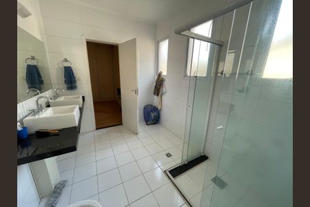 Casa de condomínio para alugar com 300m², 3 quartos e 6 vagasBanheiro da Suíte 3