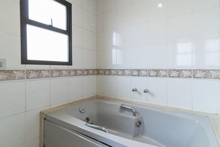 Apartamento à venda com 295m², 4 quartos e 3 vagasBanheiro da Suíte 1