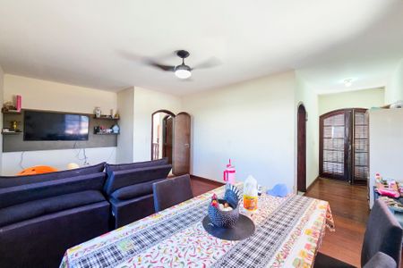 Casa para alugar com 500m², 4 quartos e 5 vagas Casa para alugar com 500m², 4 quartos e 5 vagasSala