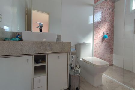 Casa de condomínio para alugar com 560m², 5 quartos e 8 vagasBanheiro Suíte