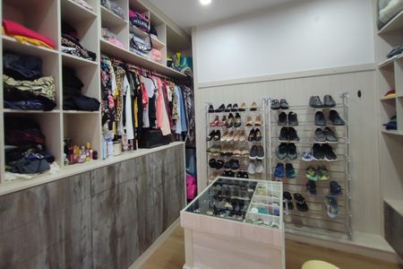 Casa de condomínio para alugar com 560m², 5 quartos e 8 vagasCloset Suíte 4