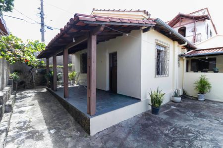 Casa à venda com 171m², 3 quartos e 5 vagas Casa à venda com 171m², 3 quartos e 5 vagasFachada