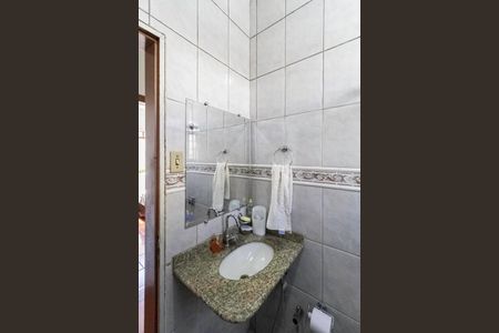 Casa à venda com 171m², 3 quartos e 5 vagas Casa à venda com 171m², 3 quartos e 5 vagasBanheiro social