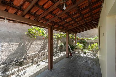 Casa à venda com 171m², 3 quartos e 5 vagas Casa à venda com 171m², 3 quartos e 5 vagasVaranda