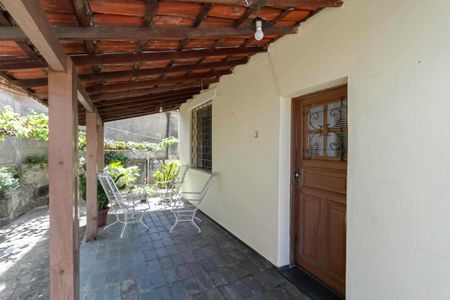 Casa à venda com 171m², 3 quartos e 5 vagas Casa à venda com 171m², 3 quartos e 5 vagasVaranda