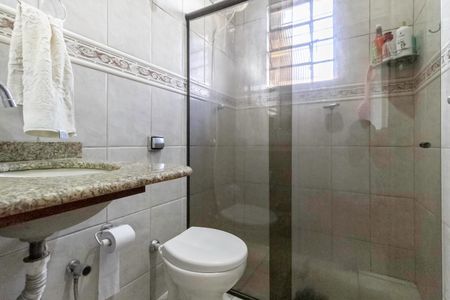 Casa à venda com 171m², 3 quartos e 5 vagas Casa à venda com 171m², 3 quartos e 5 vagasBanheiro social