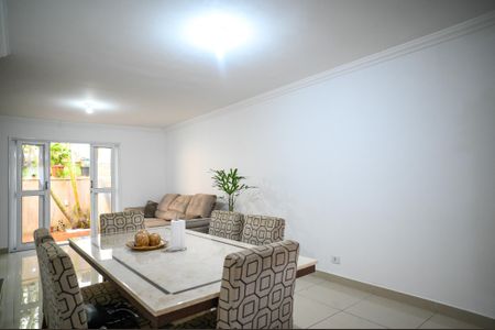 Casa à venda com 133m², 3 quartos e 2 vagas Casa à venda com 133m², 3 quartos e 2 vagasSala