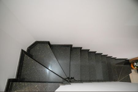 Casa à venda com 133m², 3 quartos e 2 vagas Casa à venda com 133m², 3 quartos e 2 vagasEscada