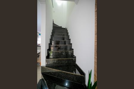 Casa à venda com 133m², 3 quartos e 2 vagas Casa à venda com 133m², 3 quartos e 2 vagasEscada