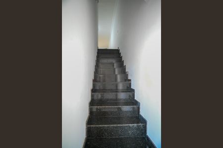 Casa à venda com 133m², 3 quartos e 2 vagas Casa à venda com 133m², 3 quartos e 2 vagasEscada de Entrada