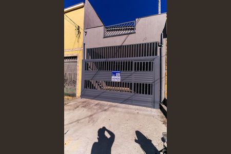 Casa à venda com 205m², 4 quartos e 2 vagas Casa à venda com 205m², 4 quartos e 2 vagasFachada