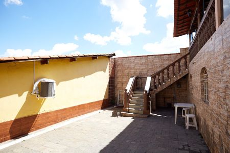 Casa à venda com 360m², 3 quartos e 4 vagas Casa à venda com 360m², 3 quartos e 4 vagasQuintal