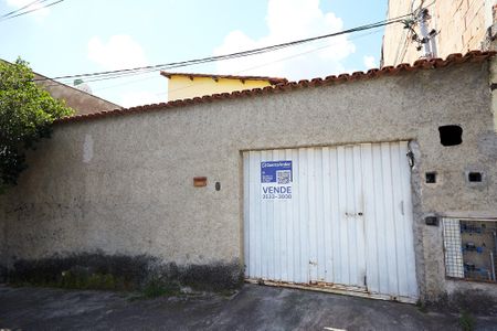 Casa à venda com 360m², 3 quartos e 4 vagas Casa à venda com 360m², 3 quartos e 4 vagasFachada