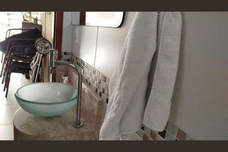 Casa à venda com 180m², 3 quartos e 2 vagasBanheiro 4 - lavabo da área gourmet