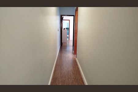 Casa à venda com 180m², 3 quartos e 2 vagasCorredor de acesso aos quartos