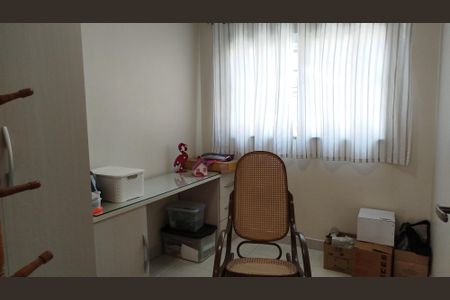 Casa à venda com 180m², 3 quartos e 2 vagasQuarto 3 - escritório nos fundos