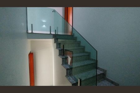 Casa à venda com 180m², 3 quartos e 2 vagasEscada - granito e vidro