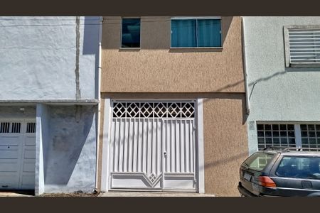 Casa à venda com 180m², 3 quartos e 2 vagasFachada 2