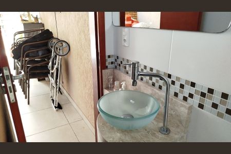 Casa à venda com 180m², 3 quartos e 2 vagasBanheiro 4 - lavabo da área gourmet