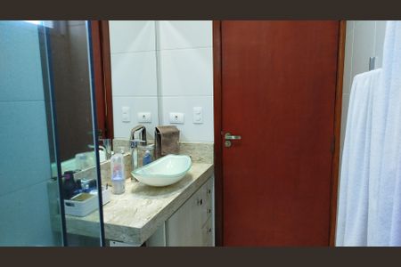 Casa à venda com 180m², 3 quartos e 2 vagasBanheiro 1 - suite