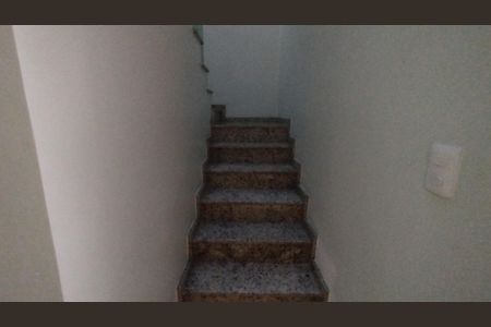 Casa à venda com 180m², 3 quartos e 2 vagasEscada