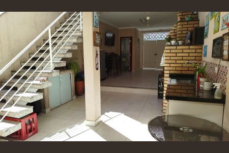 Casa à venda com 180m², 3 quartos e 2 vagasQuintal