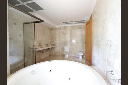 Apartamento à venda com 228m², 3 quartos e 6 vagasBanheiro da Suíte