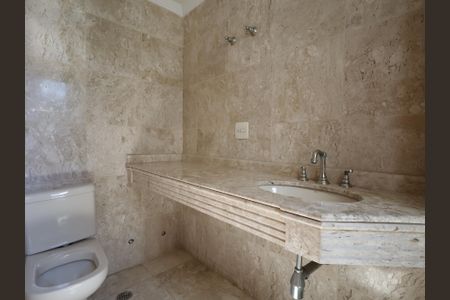 Apartamento à venda com 228m², 3 quartos e 6 vagasBanheiro da Suíte 2