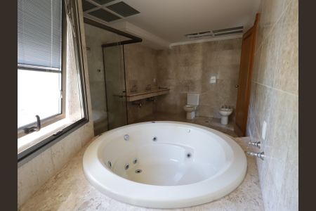 Apartamento à venda com 228m², 3 quartos e 6 vagasBanheiro da Suíte