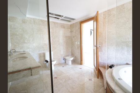 Apartamento à venda com 228m², 3 quartos e 6 vagasBanheiro da Suíte