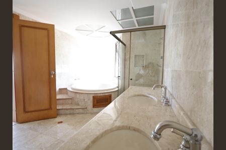 Apartamento à venda com 228m², 3 quartos e 6 vagasBanheiro da Suíte