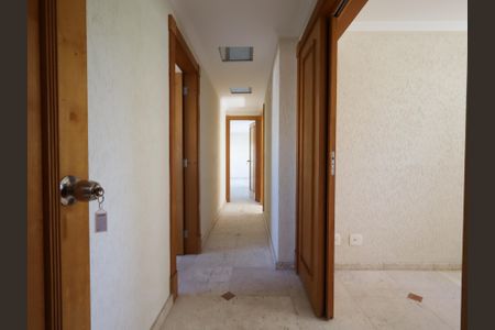 Apartamento à venda com 228m², 3 quartos e 6 vagasCorredor