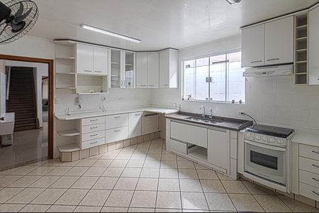 Casa à venda com 204m², 3 quartos e 2 vagascozinha