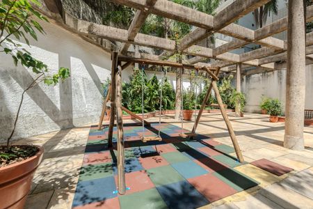 Apartamento à venda com 192m², 4 quartos e 2 vagas Apartamento à venda com 192m², 4 quartos e 2 vagasÁrea comum - Playground