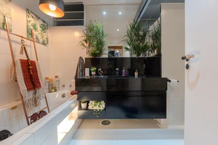 Apartamento à venda com 192m², 4 quartos e 2 vagas Apartamento à venda com 192m², 4 quartos e 2 vagasBanheiro 1