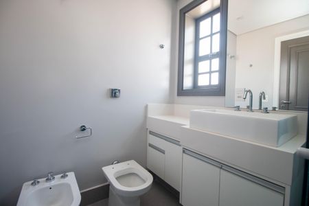 Casa para alugar com 550m², 5 quartos e 3 vagasBanheiro 1