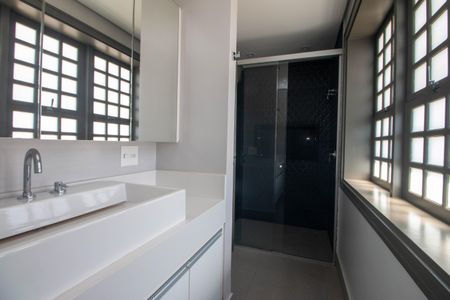 Casa para alugar com 550m², 5 quartos e 3 vagasBanheiro 1