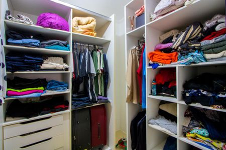 Casa à venda com 270m², 4 quartos e 2 vagas Casa à venda com 270m², 4 quartos e 2 vagasSuíte