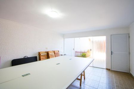 Casa à venda com 270m², 4 quartos e 2 vagas Casa à venda com 270m², 4 quartos e 2 vagasÁrea Externa - Salão
