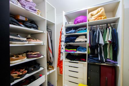 Casa à venda com 270m², 4 quartos e 2 vagas Casa à venda com 270m², 4 quartos e 2 vagasSuíte