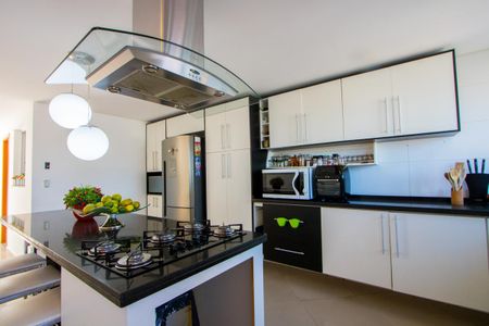 Casa à venda com 270m², 4 quartos e 2 vagas Casa à venda com 270m², 4 quartos e 2 vagasCozinha