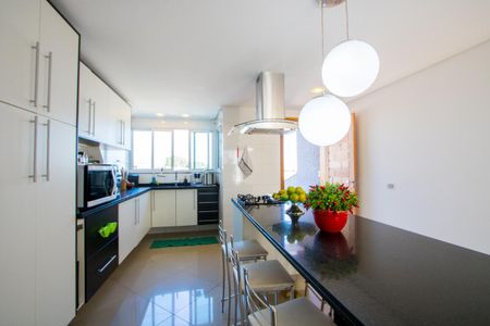 Casa à venda com 270m², 4 quartos e 2 vagas Casa à venda com 270m², 4 quartos e 2 vagasCozinha