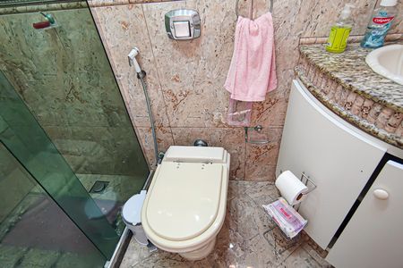 Casa de condomínio para alugar com 321m², 5 quartos e 4 vagas Casa de condomínio para alugar com 321m², 5 quartos e 4 vagasBanheiro da Suíte 2