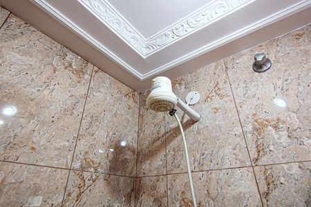 Casa de condomínio para alugar com 321m², 5 quartos e 4 vagas Casa de condomínio para alugar com 321m², 5 quartos e 4 vagasBanheiro da Suíte 2