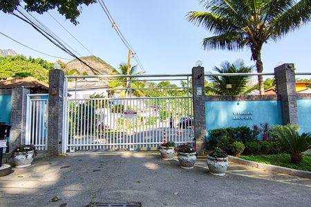 Casa de condomínio para alugar com 321m², 5 quartos e 4 vagas Casa de condomínio para alugar com 321m², 5 quartos e 4 vagasFachada