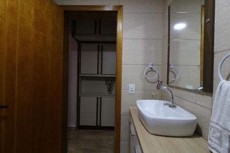 Casa à venda com 185m², 3 quartos e 2 vagasBanheiro do piso inferior