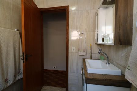 Casa à venda com 185m², 3 quartos e 2 vagasBanheiro do piso superior