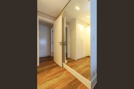 Apartamento à venda com 173m², 3 quartos e 3 vagas Apartamento à venda com 173m², 3 quartos e 3 vagasSuíte 1 - Closet