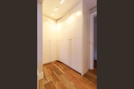 Apartamento à venda com 173m², 3 quartos e 3 vagas Apartamento à venda com 173m², 3 quartos e 3 vagasSuíte 1 - Closet