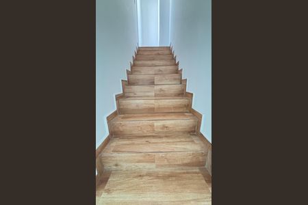 Apartamento à venda com 96m², 2 quartos e 1 vaga Apartamento à venda com 96m², 2 quartos e 1 vagaEscada